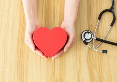 ハートを持つ手